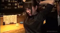 Momo Ichinose in bar Konulu Porno