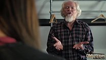 Grandpa fucks a beautiful y. pussy and gives he... Konulu Porno