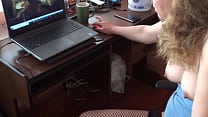 HAIRY WIFE MASTURBATES WATCHING PORN IN FRONT O... Konulu Porno