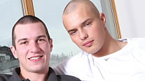 Damn! The guy with the shaved head is hot! Konulu Porno