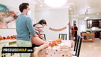 Thanksgiving Is A Time When Family Cums Togethe... Konulu Porno