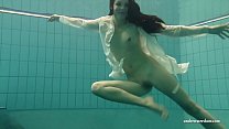 Underwater hot babe Petra swims naked Konulu Porno