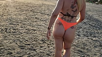 Girl sensualizing in a bikini and teasing hot Konulu Porno