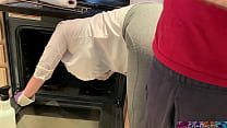 Stepmom is horny and stuck in the oven - Erin E... Konulu Porno
