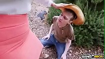 Milf forces her gardener to lick her pussy Konulu Porno