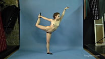 mila gimnasterka hairy tight babe doing gymnastics min Konulu Porno