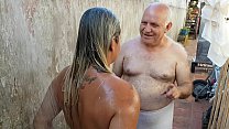 Grandpa bathing the young girl he met on the be... Konulu Porno