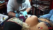Shyla Stylez gets tattooed while playing with h... Konulu Porno