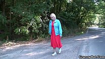 Hitchhiking blonde granny picked up and doggy-f... Konulu Porno