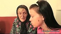 Hot babe helps granny to sucks a cock Konulu Porno
