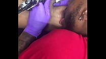Horny tattoo artist multi-tasking sucking clien... Konulu Porno