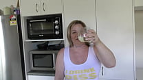 kiwi piss whore drinks a full glass of her own piss sec Konulu Porno