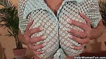 Soccer mom with big boobs works her mature puss... Konulu Porno