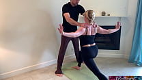 Stepson helps stepmom with yoga and stretches h... Konulu Porno