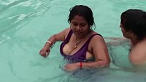 Hot sexy desi aunty showing assets in the pool Konulu Porno