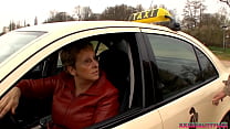 Horny milf driving taxi and fucking with strang... Konulu Porno