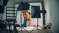 s e petite latina sucks the cum out of me in the middle of photoshoot maxthepornguy min Konulu Porno