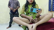 Desi girl was secretly watching sexy on mobile ... Konulu Porno