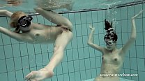 Girls swimming underwater and enjoying eachother Konulu Porno