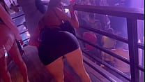 Hot blonde gets excited in the middle of the club. Konulu Porno
