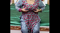 hot round boobs muslim chubby girl pressing her big boobs min Konulu Porno