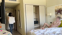 public dick flash i pull out my dick in front of a hotel maid and she agreed to jerk me off min Konulu Porno