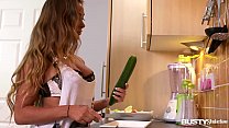 busty seduction in kitchen makes amanda rendall fill her pink with veggies min Konulu Porno
