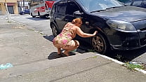 cleaning the car on the street without panties for everyone to see min Konulu Porno