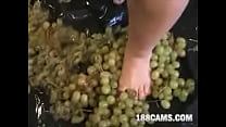ff bbw crushes grapes part sec Konulu Porno