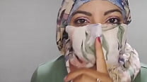 arab hijab wife masturabtes silently to extreme orgasm in niqab real squirt while husband away min Konulu Porno