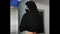 busty hottie in hijab strips min Konulu Porno