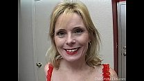 Super sexy older lady in red plays with her wet... Konulu Porno