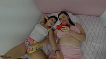 Bisexual stepsisters get horny watching a lesbi... Konulu Porno