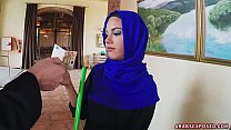arab cleaning lady slowy sucks cock min Konulu Porno