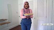 Chubby Girl In Hijab Offers Her Virginity On A ... Konulu Porno