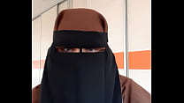 housekeeper in apron putting on niqab min Konulu Porno